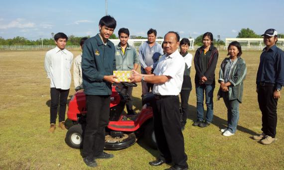 นักศึกษาภาควิชาพืชสวน คณะเกษตรศาสตร์ มหาวิทยาลัยอุบลราชธานี ศึกษาดูงานจักกลการเกษตร ศูนย์กีฬาเอนกประสงค์ มหาวิทยาลัยอุบลราชธานี, 10 มกราคม 2556