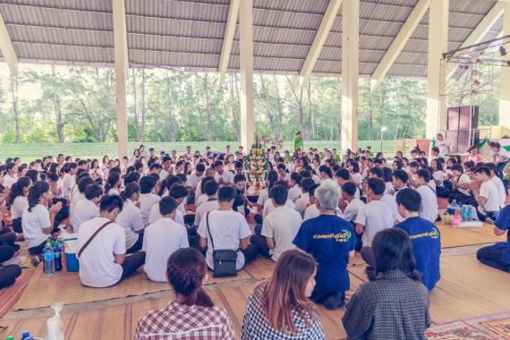 สโมสรนักศึกษา ร่วมกับงานกิจการนักศึกษา คณะเกษตรศาสตร์ จัดโครงการ AGGIE DAY ประจำปีการศึกษา 2558 ณ อาคารกิจกรรม  ระหว่างวันที่ 15 – 16 สิงหาคม 2558 โดยมีวัตถุประสงค์เพื่อเป็นการต้อนรับนักศึกษาชั้นปีที่ 1 (รุ่น28) นักศึกษามีน้ำใจ รู้แพ้ รู้ชนะ รู้อภัย และเพื่อให้น้องใหม่สามารถปรับตัว และดำรงชีวิตอยู่ได้ภายใต้สถานการณ์และสภาพแวดล้อมที่มีการเปลี่ยนแปลงใหม่อยู่เสมอ และมีการทำบุญตักบาตร ณ ห้องสโมสรนักศึกษาคณะเกษศตรศาสตร์ รวมถึงการมีจิตอาสาทำความสะอาดบริเวณคณะเกษตรศาสตร์