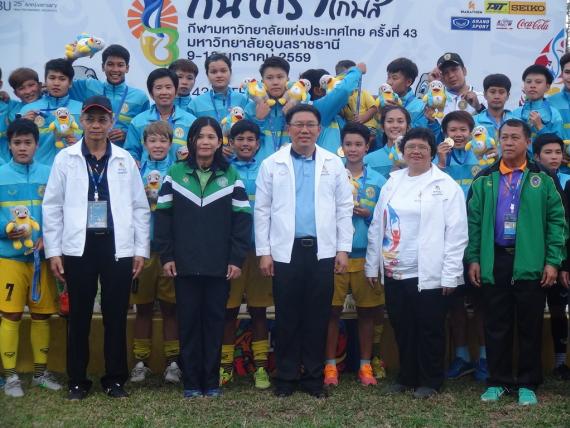 พิธีมอบเหรียญฟุตบอลหญิงรอบชิงชนะเลิศ ณ มหาวิทยาลัยอุบลราชธานี โดยมี ดร.สมศักดิ์ จังตระกุล ผู้ว่าราชการจังหวัดอุบลราชธานี ให้เกียรติร่วมพิธีมอบเหรียญ และในการนี้ รศ.ธีระพล บันสิทธิ์ คณบดีคณะเกษตรศาสตร์ พร้อมด้วยคณะทำงานฝ่ายจัดการแข่งขันฟุตบอล กีฬามหาวิทยาลัยแห่งประเทศไทย ครั้งที่ 43 