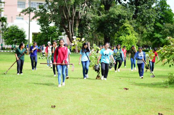 สโมสรนักศึกษา และงานกิจการนักศึกษา คณะเกษตรศาสตร์ จัดโครงการ AGGIE DAY ประจำปีการศึกษา 2560 ในงานนี้มีการทำบุญตักบาตร ปลูกต้นไม้ประจำสายรหัส กีฬาเชื่อมสัมพันธ์ โดยมีการบูรณาการกิจกรรมร่วมกับโครงการทำนุบำรุงฯ “ต้นไม้ของพ่อ” ปลูกต้นเหลืองปรีดียาธร จำนวน 27 ต้น ชมพูพันธ์ทิพย์ จำนวน 23 ต้น และทองกวาว 6 ต้น บริเวณพื้นที่คณะเกษตรศาสตร์ เมื่อวันที่ 26 สิงหาคม 2560