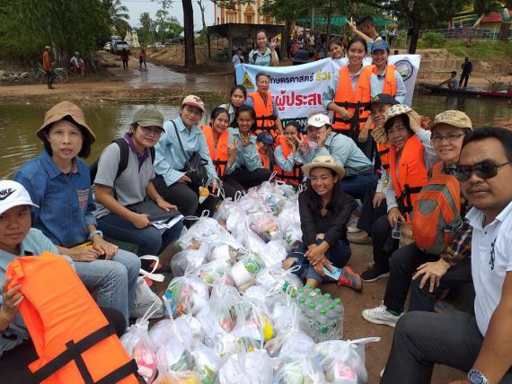 คณะเกษตรศาสตร์ มหาวิทยาลัยอุบลราชธานี บริจาคสิ่งของช่วยเหลือผู้ประสบอุกภัย นำโดย ดร.นรินทร บุญพราหมณ์ คณบดีคณะเกษตรศาสตร์ ผู้บริหาร บุคลากร ตลอดจนนักศึกษา ณ บ้านนาคำน้อย ตำบลดอนมดแดง อำเภอดอนมดแดง จังหวัดอุบลราชธานี, 22 กันยายน 2562