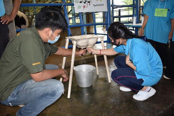 น้อง ๆ ชั้นมัธยมศึกษาปีที่ 4-6 ในโครงการ Farm & Food Camp เทคโนโลยีการเกษตรและอาหารยุคใหม่ เข้าศึกษาดูงานฟาร์มสัตว์เคี้ยงเอื้อง ณ สำนักงานไร่ฝึกทดลอง คณะเกษตรศาสตร์ มหาวิทยาลัยอุบลราชธานี, 21 สิงหาคม 2563